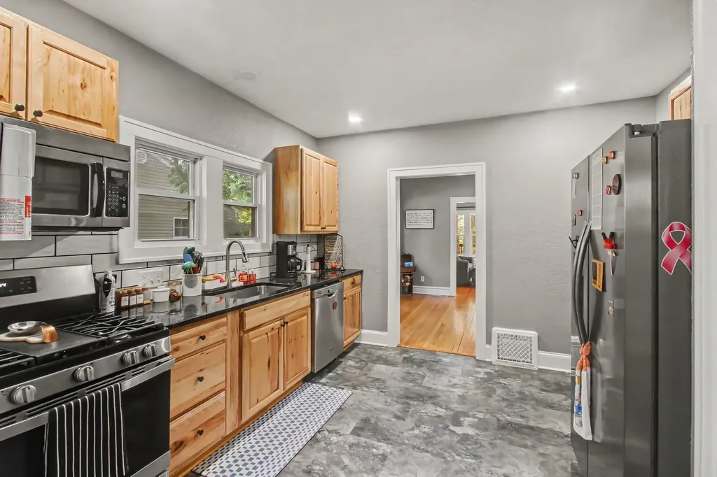 1217 Pinehurst Boulevard Kalamazoo Charter Township MI 49006