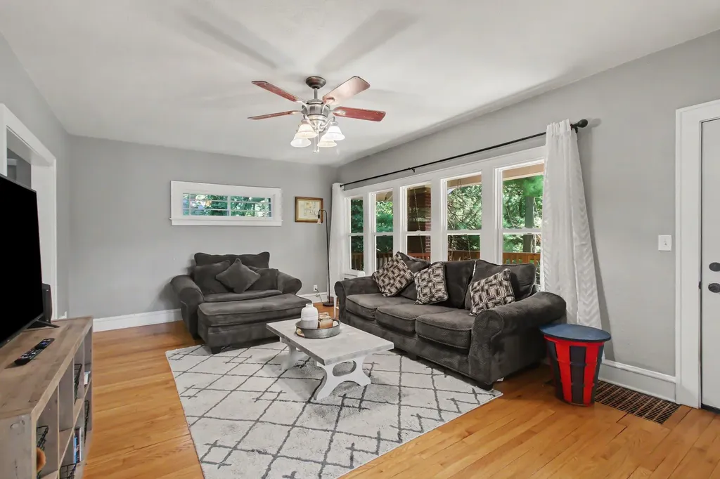 1217 Pinehurst Boulevard Kalamazoo Charter Township MI 49006