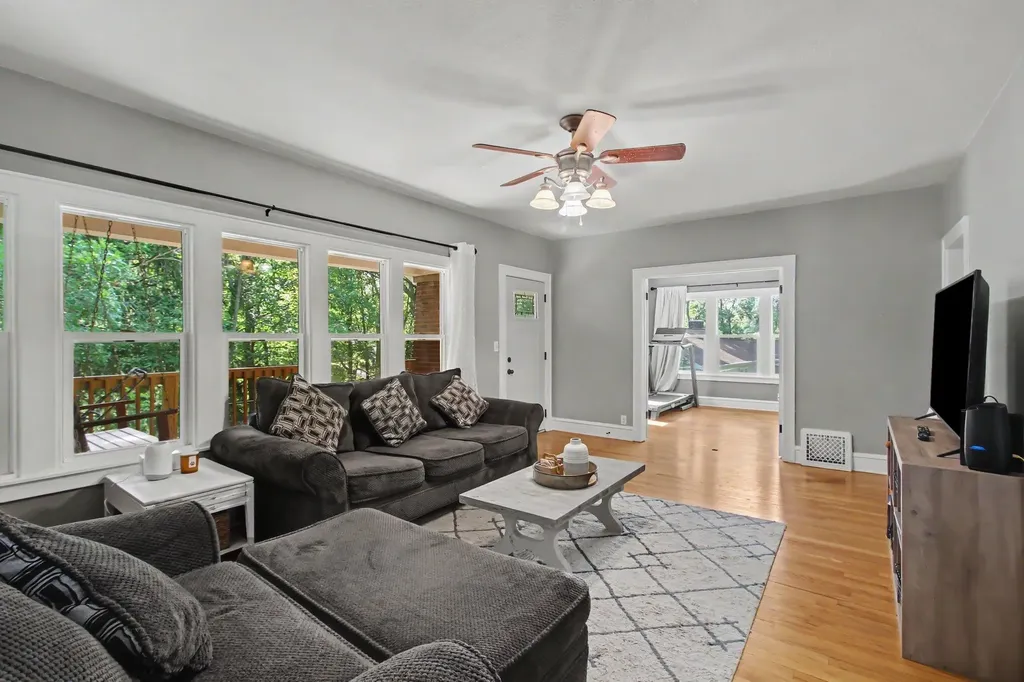 1217 Pinehurst Boulevard Kalamazoo Charter Township MI 49006