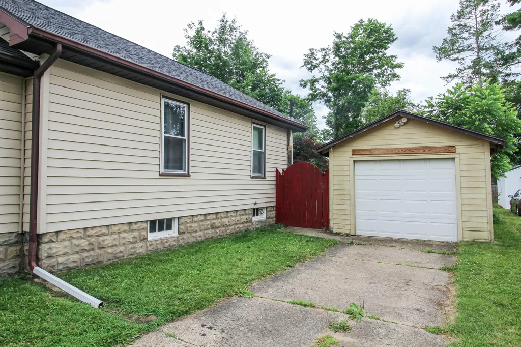 806 West Street Three Rivers City MI 49093