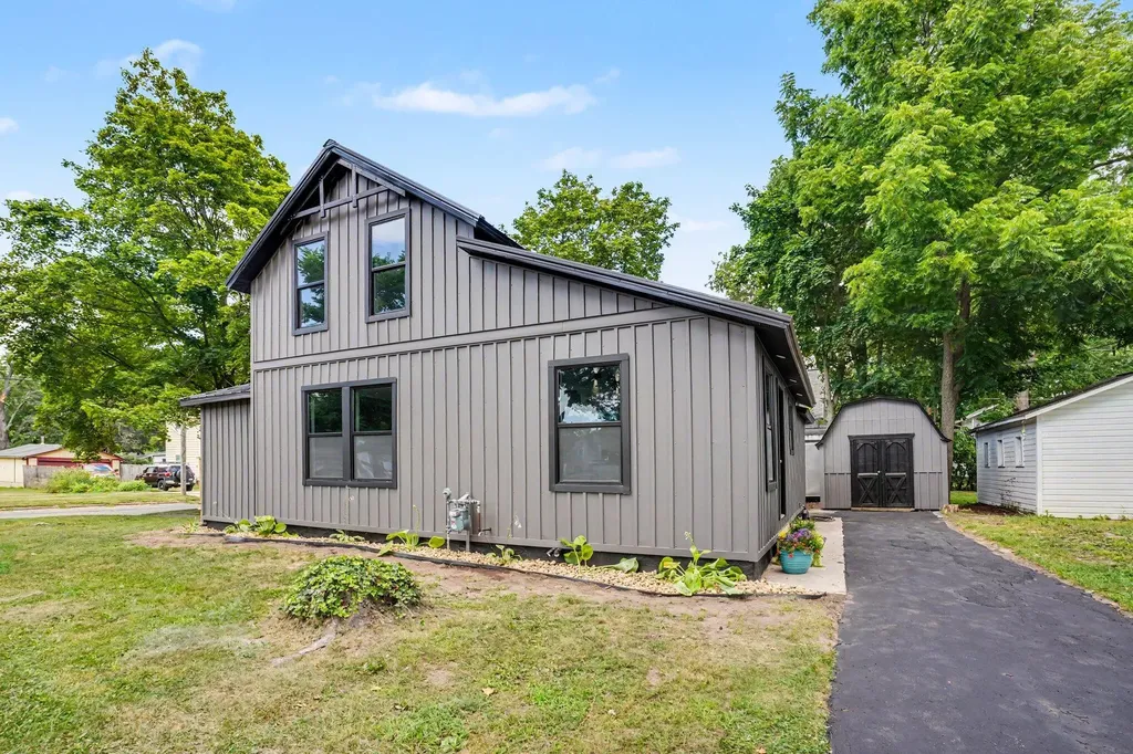 216 W Cushman Street Three Rivers City MI 49093