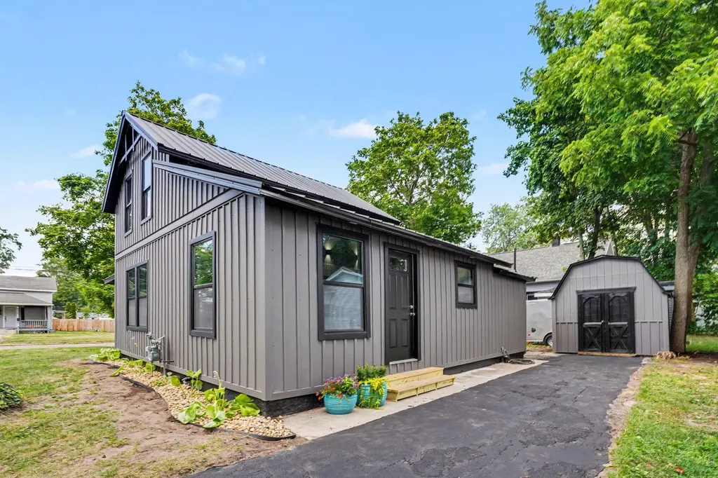216 W Cushman Street Three Rivers City MI 49093