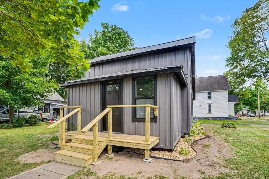216 W Cushman Street Three Rivers City MI 49093