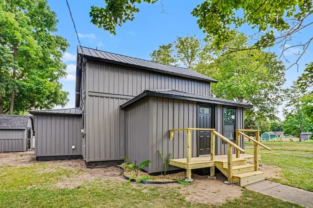 216 W Cushman Street Three Rivers City MI 49093