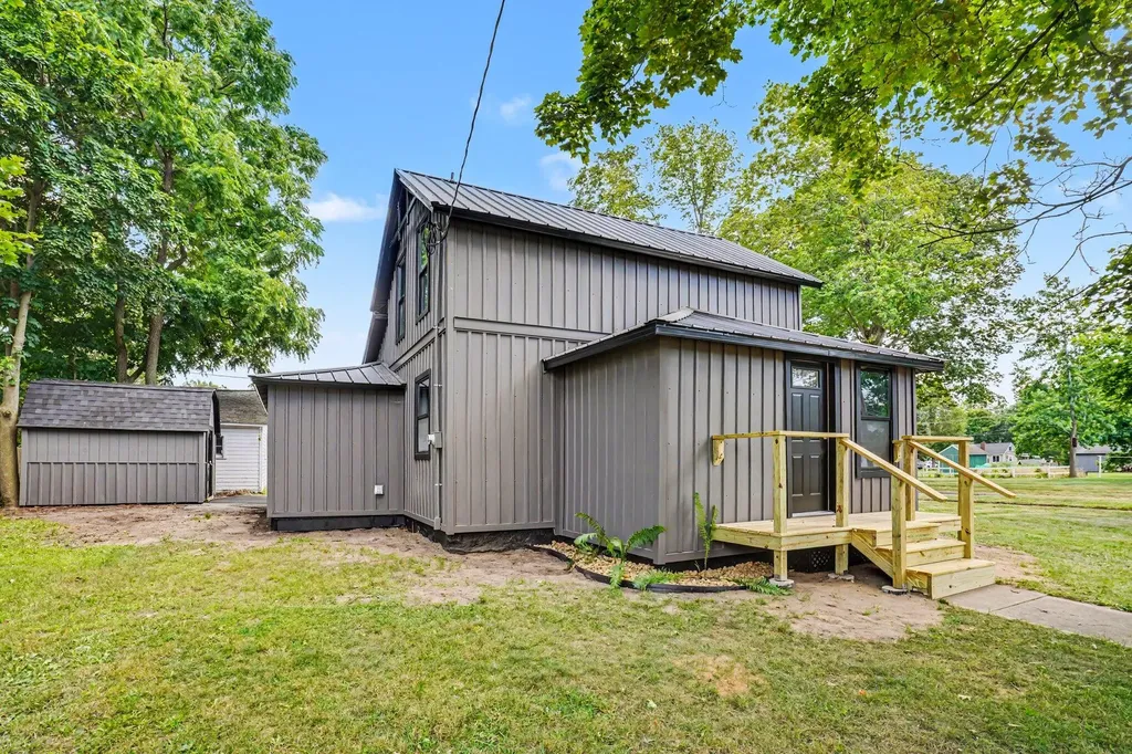 216 W Cushman Street Three Rivers City MI 49093