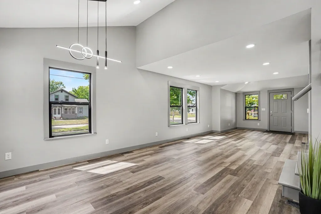216 W Cushman Street Three Rivers City MI 49093