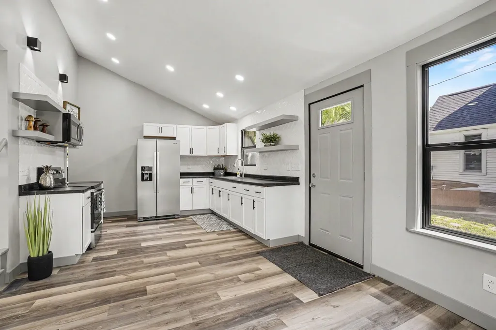 216 W Cushman Street Three Rivers City MI 49093