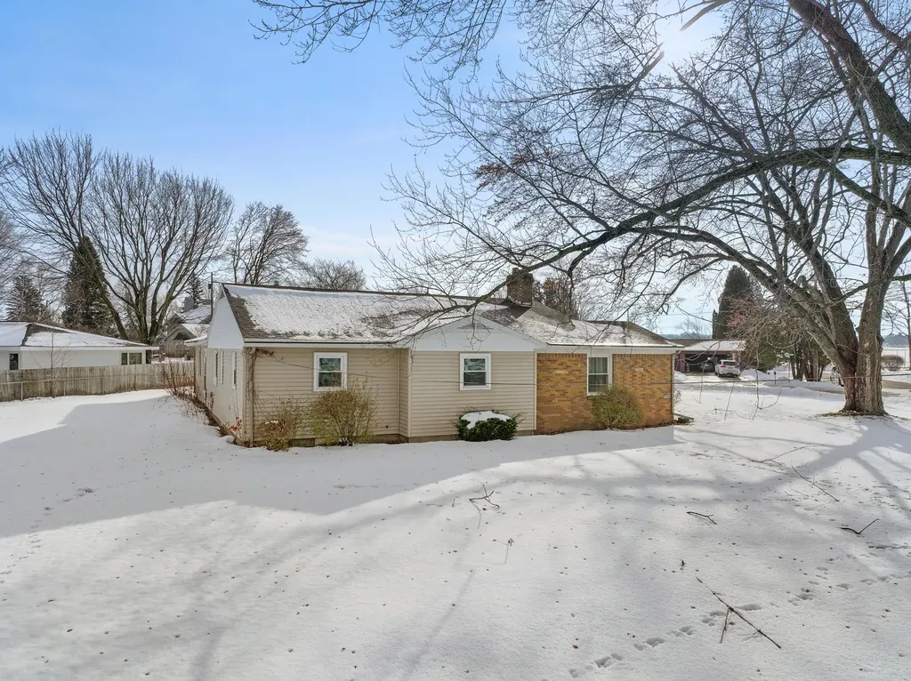 616 Lakeshore Drive Cadillac City MI 49601