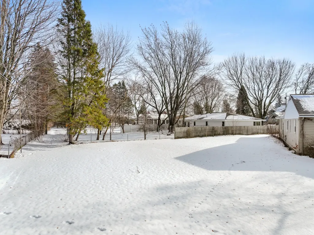 616 Lakeshore Drive Cadillac City MI 49601
