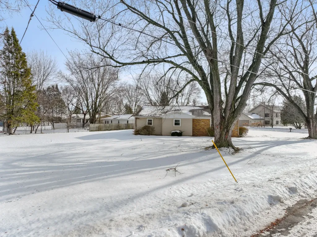 616 Lakeshore Drive Cadillac City MI 49601
