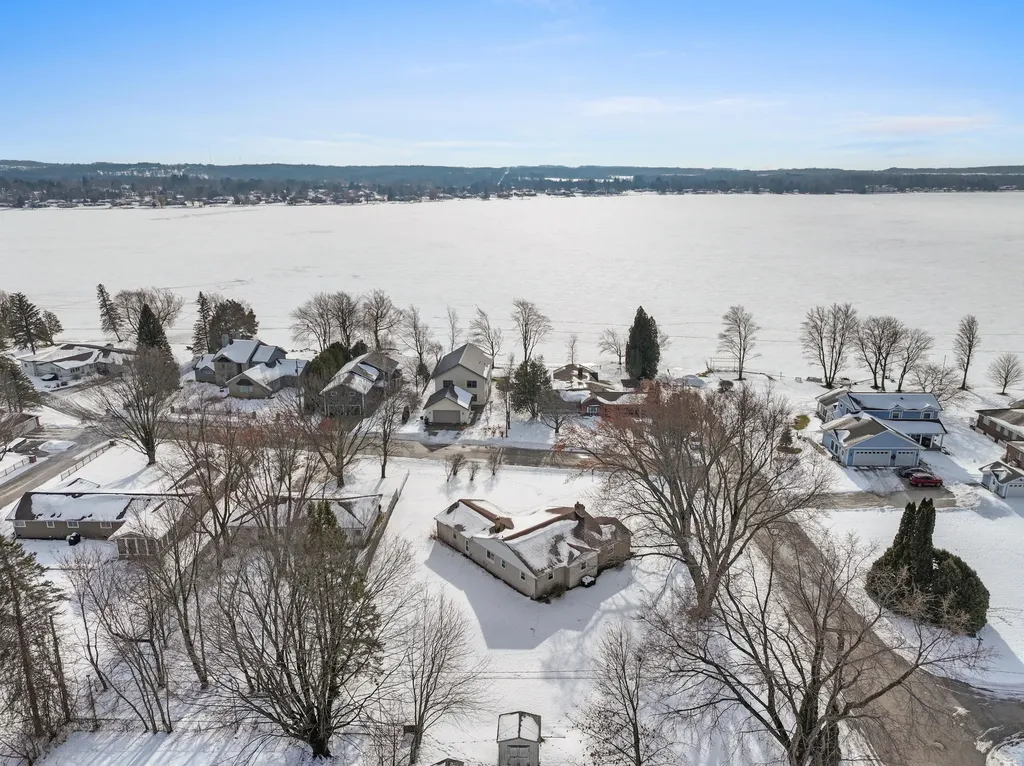 616 Lakeshore Drive Cadillac City MI 49601