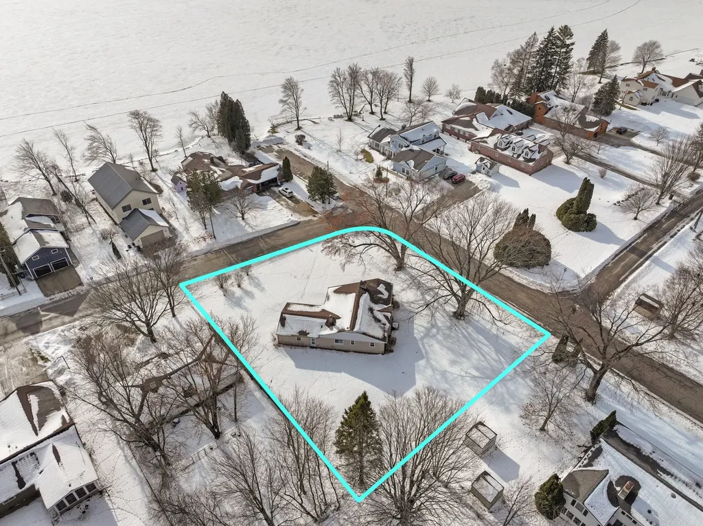 616 Lakeshore Drive Cadillac City MI 49601