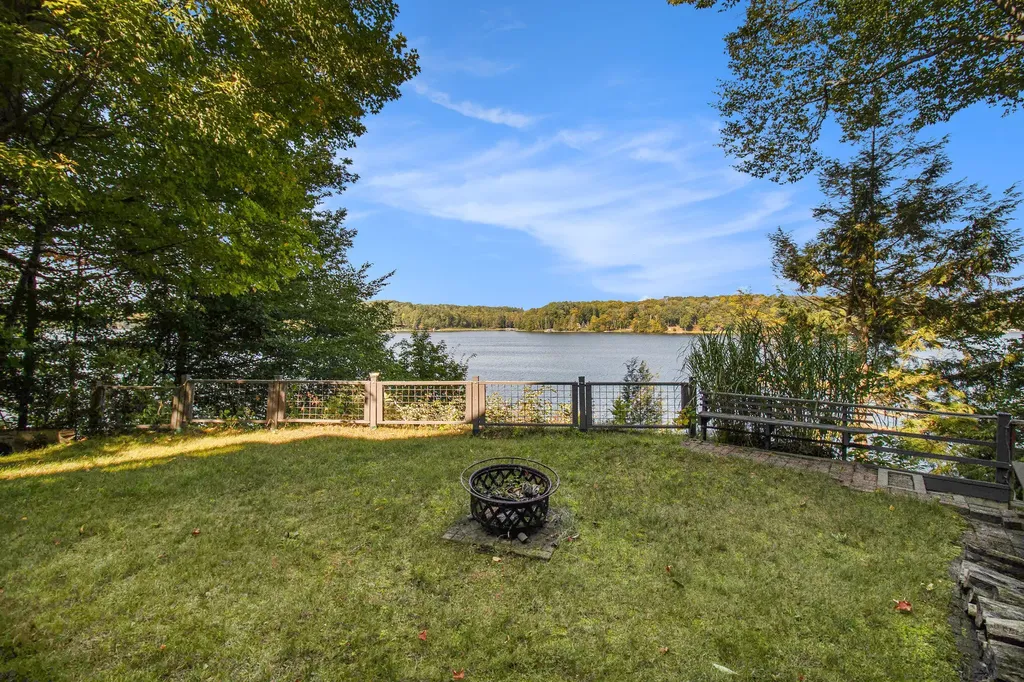 6218 N Loggers Lane Hamlin Township MI 49431