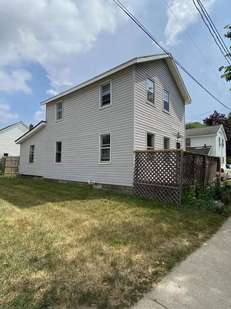 661 NW Broadway Avenue NW Grand Rapids City MI 49504
