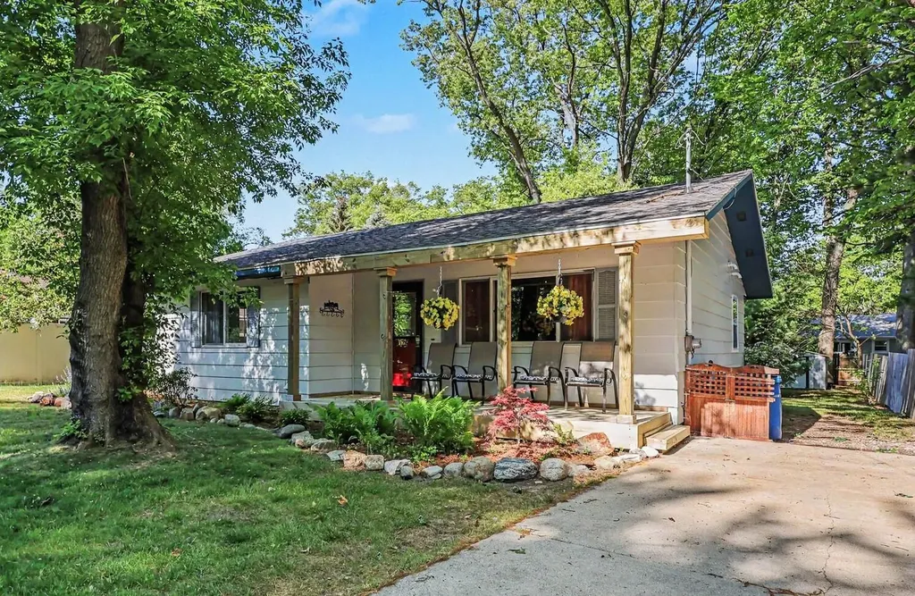 21 N Clymer Street Pentwater Village MI 49449