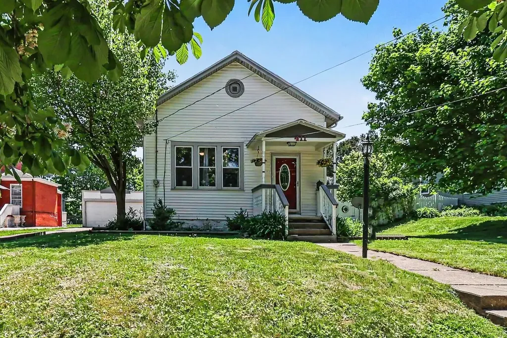 411 5th Street Manistee City MI 49660