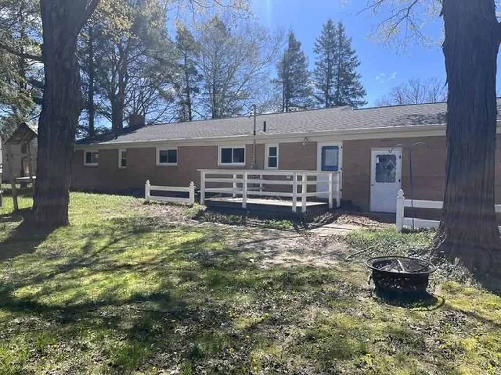 1056 E Parkdale Avenue Manistee Township MI 49660