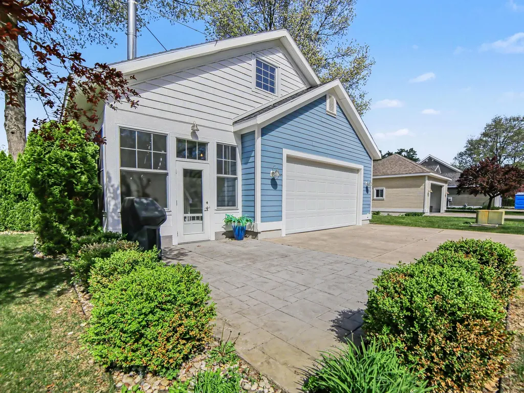 24 Kenneth Street Pentwater Village MI 49449