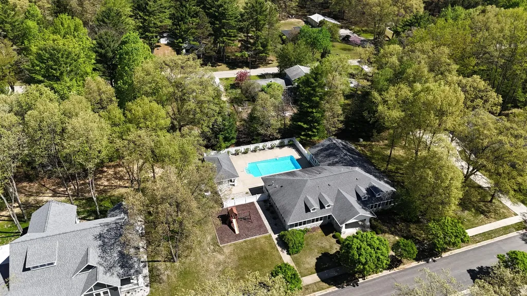 24 Kenneth Street Pentwater Village MI 49449