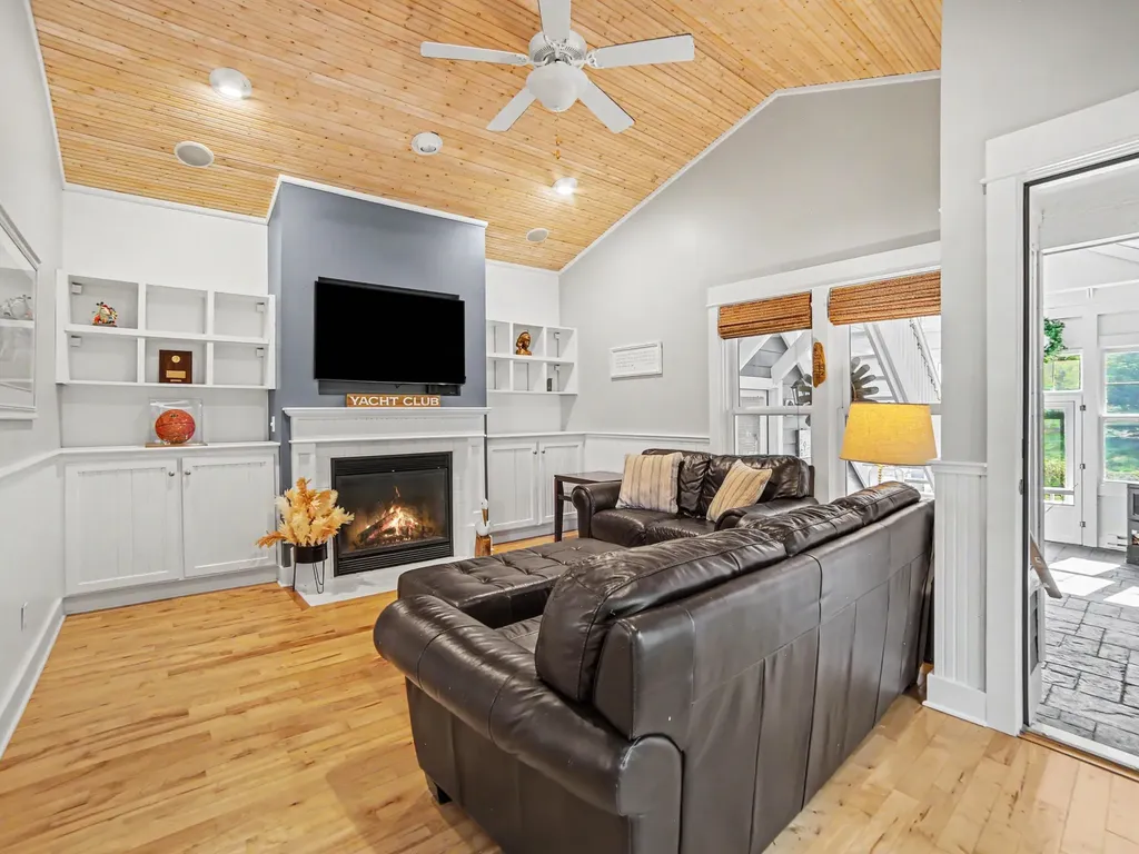 24 Kenneth Street Pentwater Village MI 49449