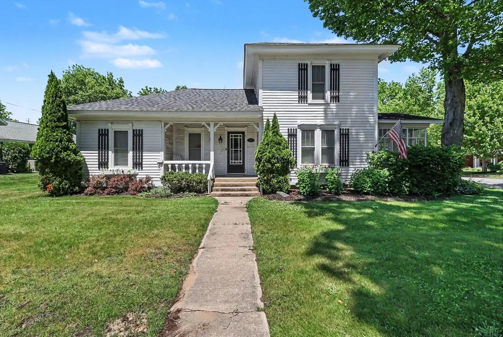 382 E 3rd Street Pentwater Village MI 49449