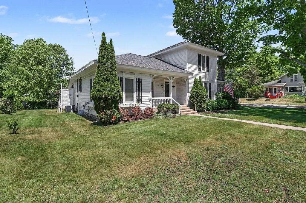 382 E 3rd Street Pentwater Village MI 49449