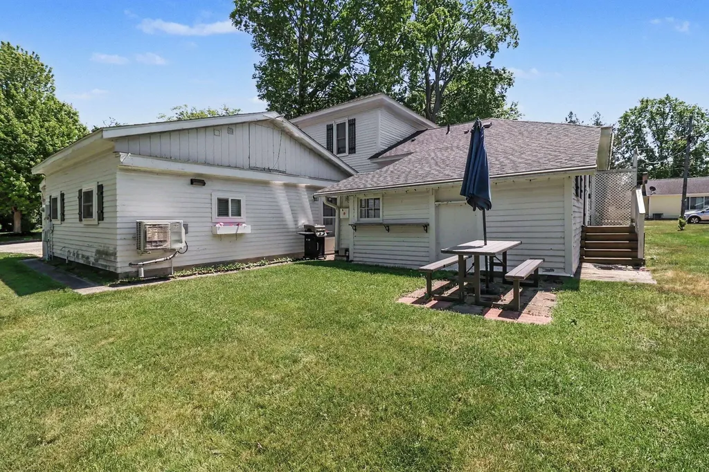 382 E 3rd Street Pentwater Village MI 49449
