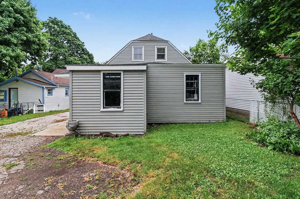 286 3rd Street Manistee City MI 49660
