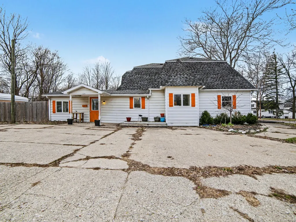 523 E Main Street Hart City MI 49420