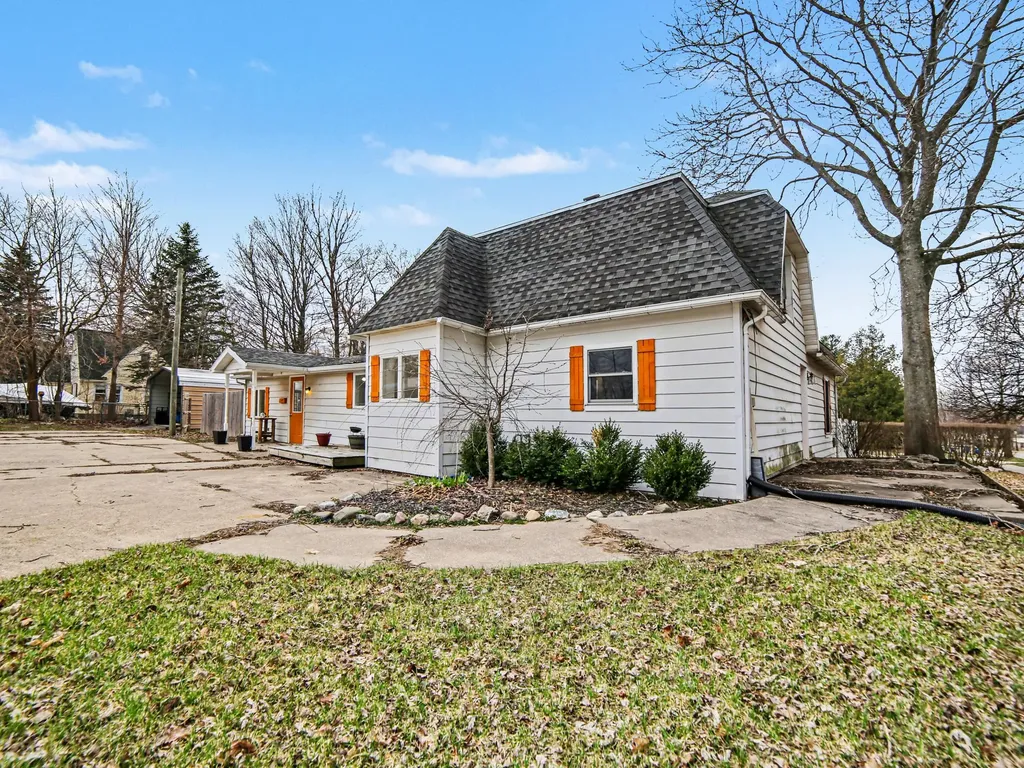523 E Main Street Hart City MI 49420