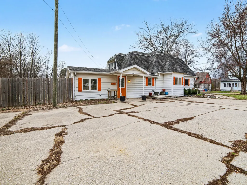 523 E Main Street Hart City MI 49420