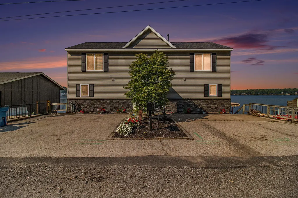 5293 W Monroe Road Pentwater Township MI 49449