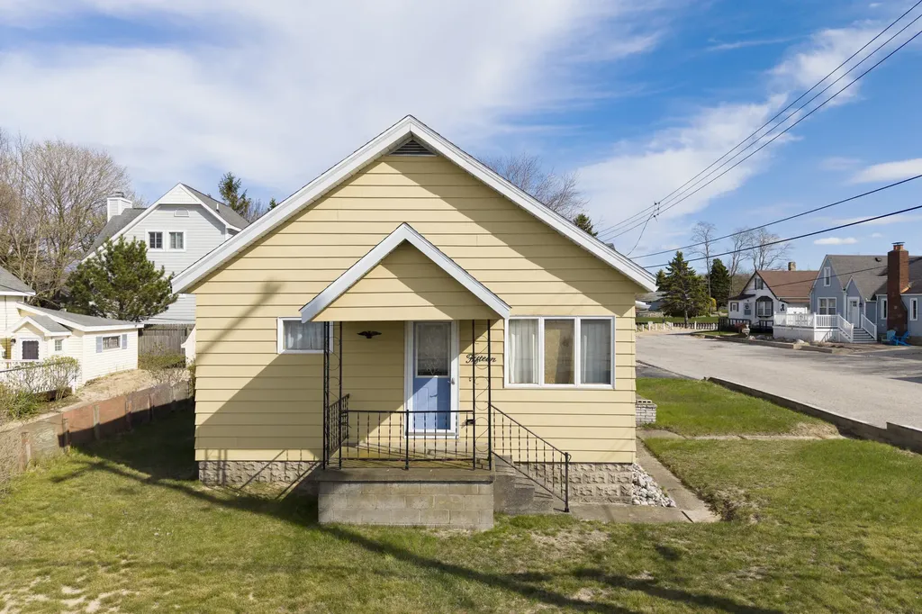 15 N Lakeshore Drive Manistee City MI 49660