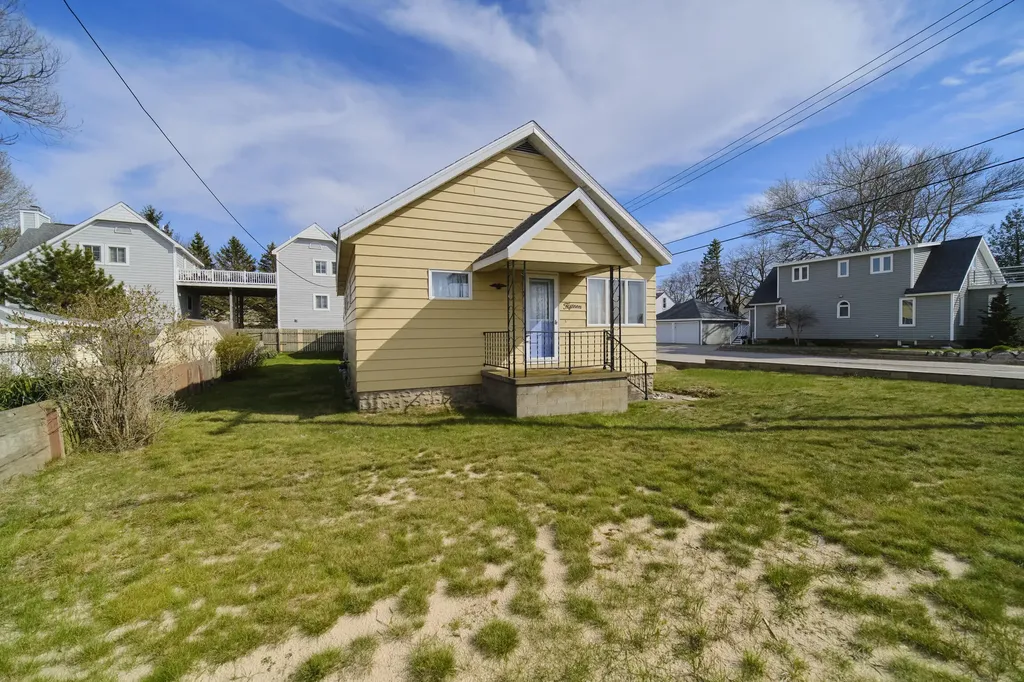 15 N Lakeshore Drive Manistee City MI 49660