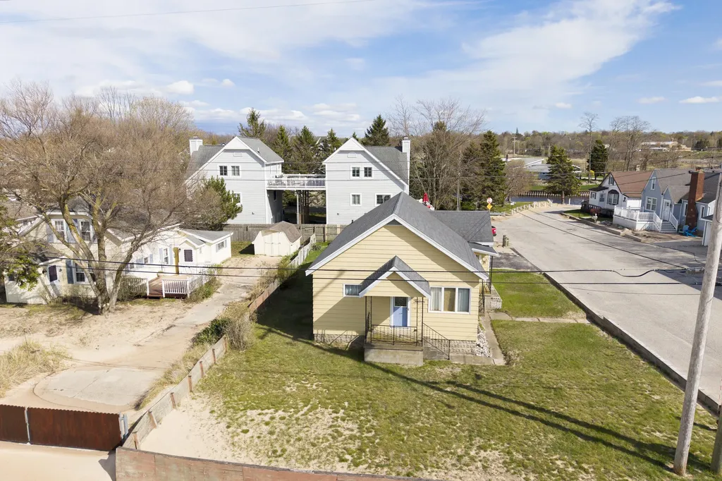 15 N Lakeshore Drive Manistee City MI 49660