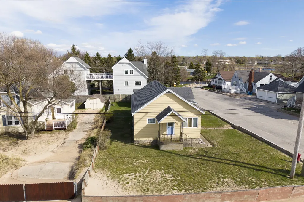 15 N Lakeshore Drive Manistee City MI 49660
