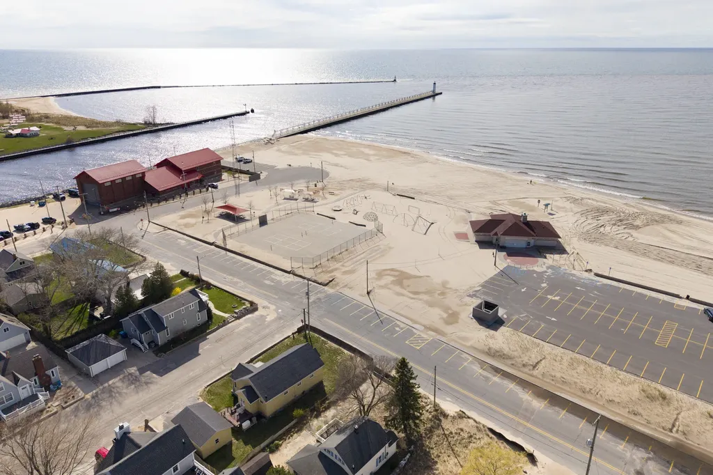 15 N Lakeshore Drive Manistee City MI 49660