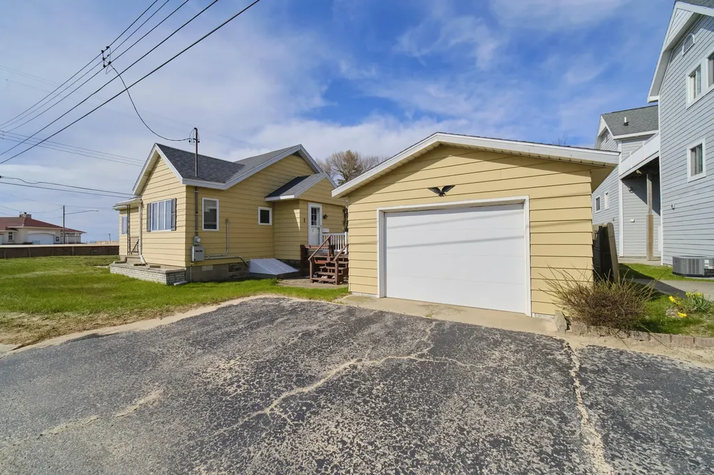 15 N Lakeshore Drive Manistee City MI 49660