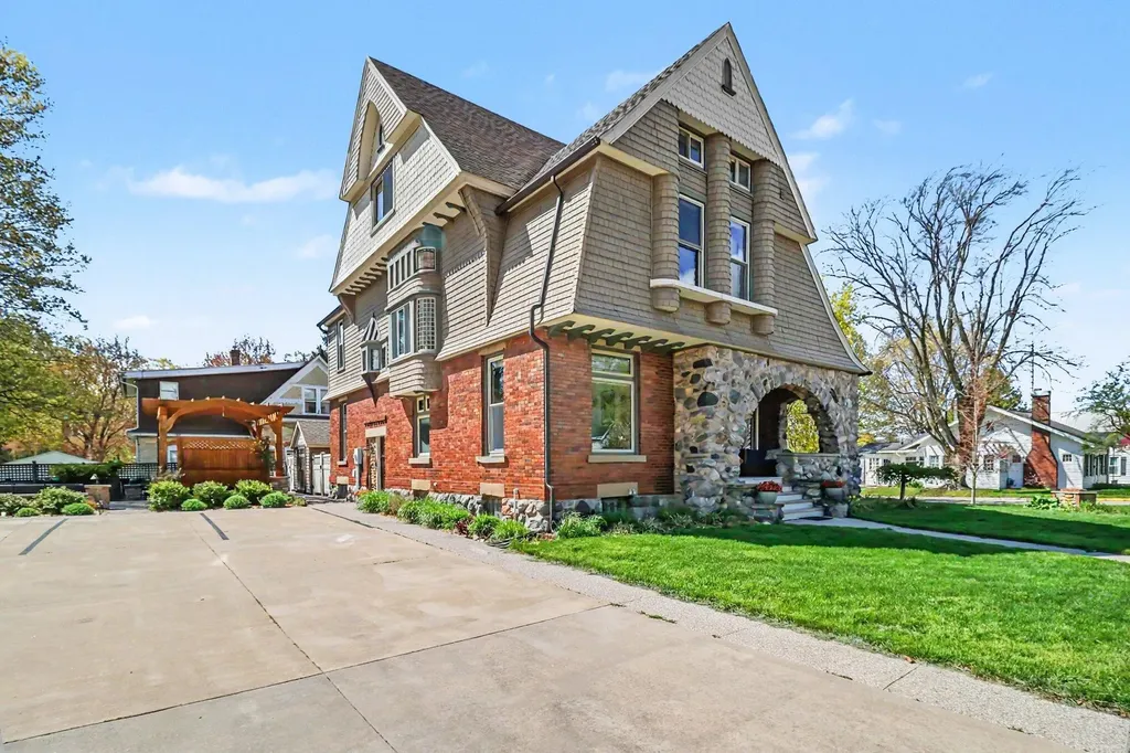 303 S Courtland Street Hart City MI 49420