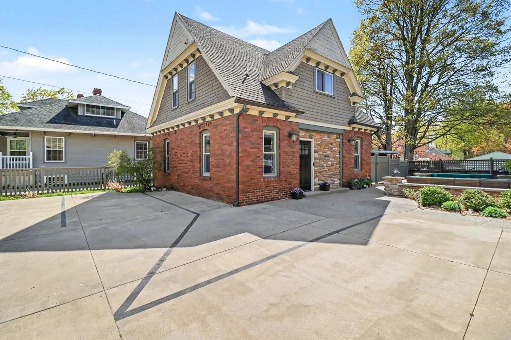 303 S Courtland Street Hart City MI 49420