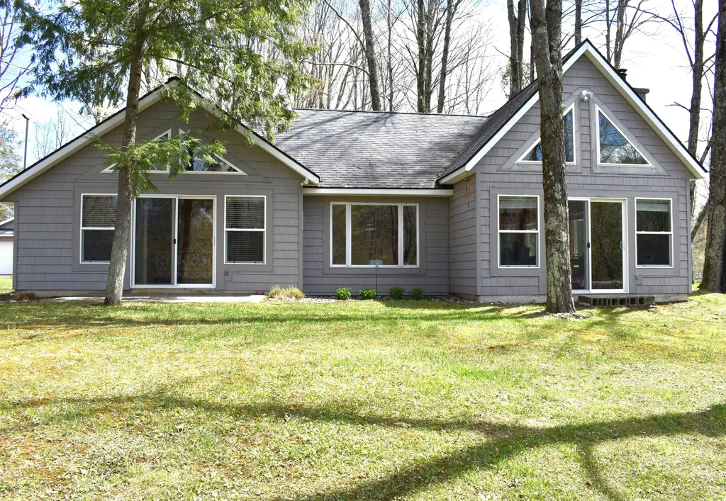 2263 W Riverbend Trail Pleasant Plains Township MI 49304