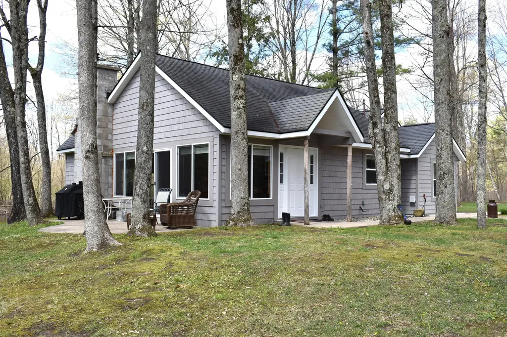 2263 W Riverbend Trail Pleasant Plains Township MI 49304