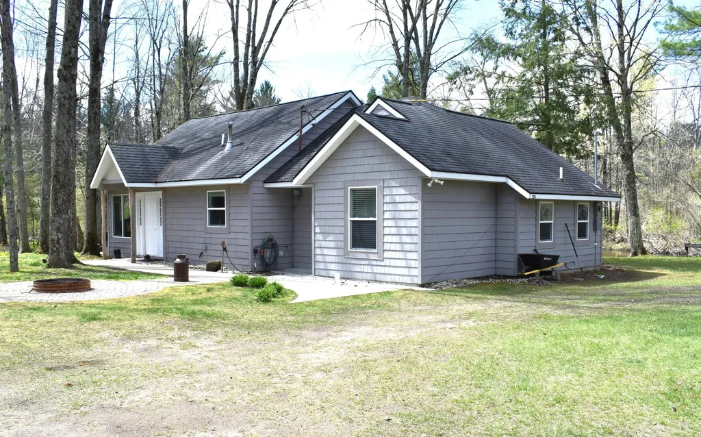 2263 W Riverbend Trail Pleasant Plains Township MI 49304