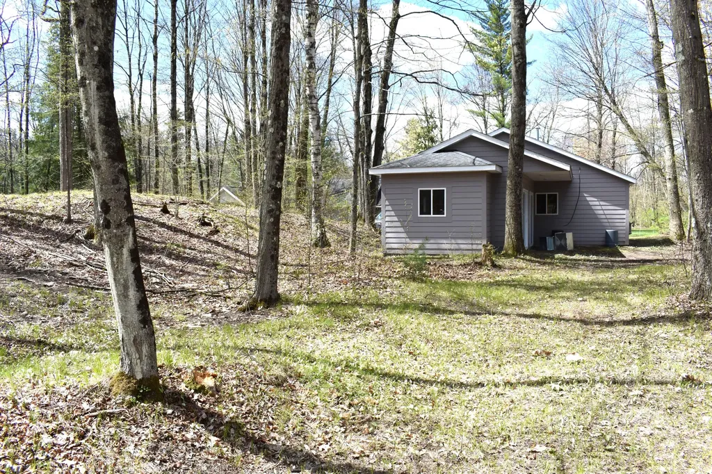 2263 W Riverbend Trail Pleasant Plains Township MI 49304