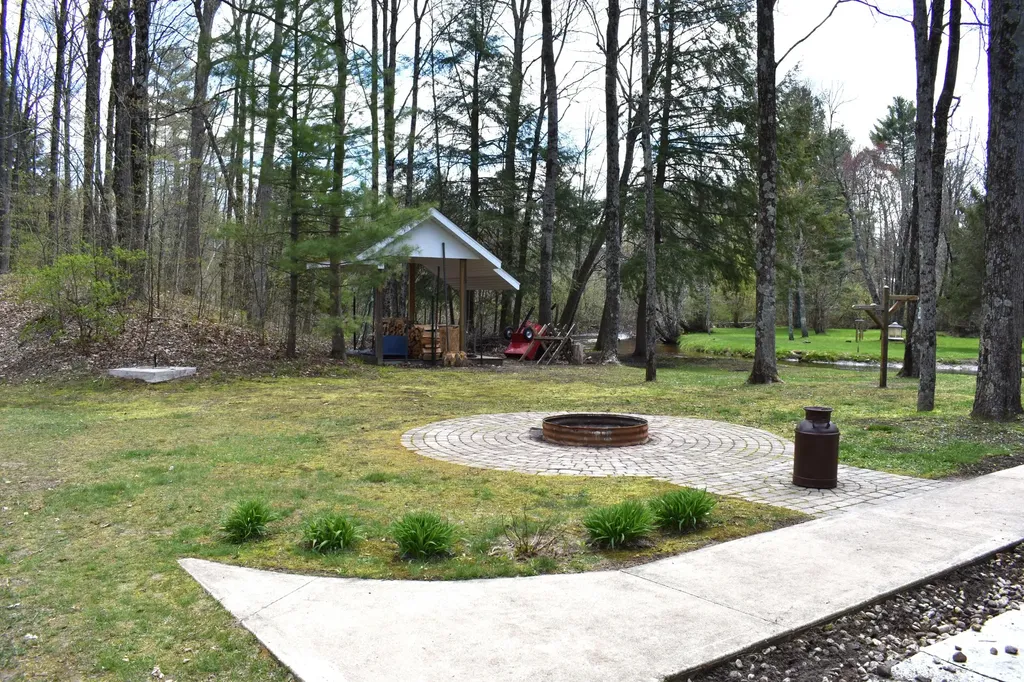 2263 W Riverbend Trail Pleasant Plains Township MI 49304
