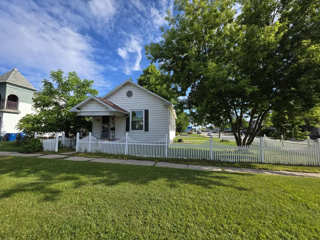 328 4th Street Manistee City MI 49660