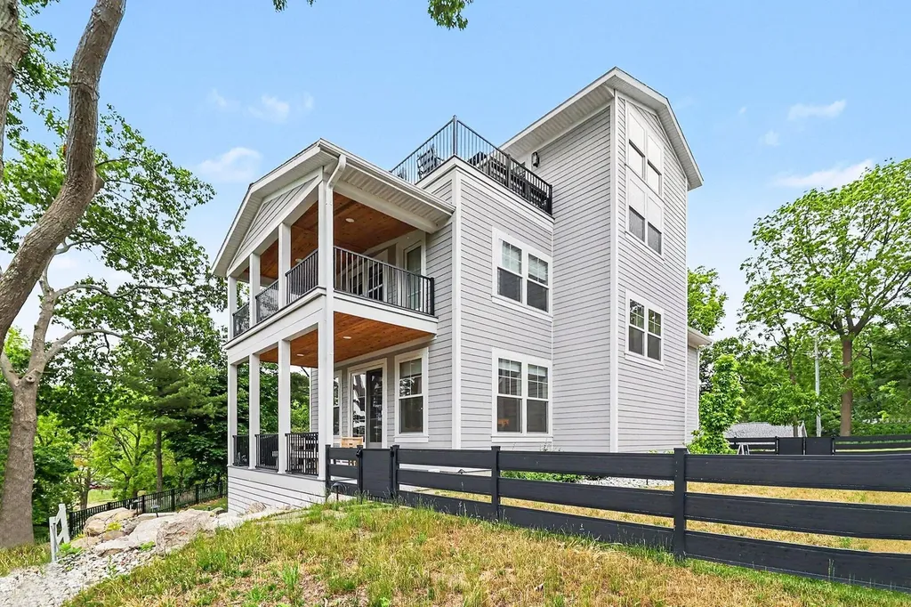 258 W Lowell Street Pentwater Village MI 49449