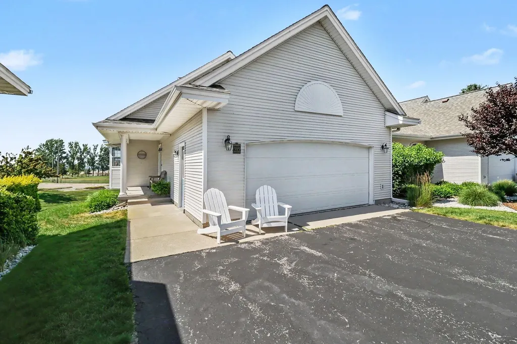 212 Lighthouse Way S Manistee City MI 49660