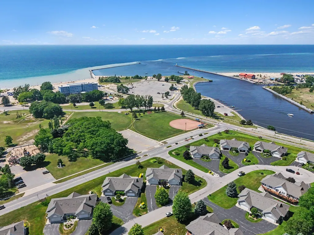212 Lighthouse Way S Manistee City MI 49660
