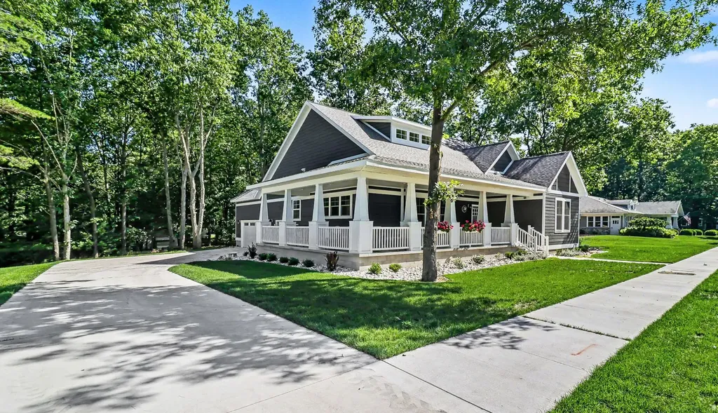 20 Kenneth Street Pentwater Village MI 49449